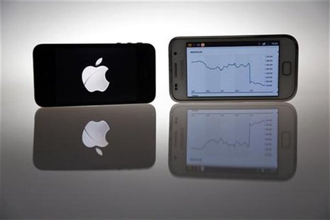 An Apple IPhone 4s and Samsung Galaxy S are seen in this illustration photo in Berlin August 27, 2012. REUTERS/Pawel Kopczynski An Apple IPhone 4s and Samsung Galaxy S are seen in this illustration photo in Berlin August 27, 2012. REUTERS/Pawel Kopczynski