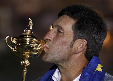 Team Europe captain Jose Maria Olazabal kissees the Ryder Cup after the closing ceremony of the 39th Ryder Cup at the Medinah Country Club i Team Europe captain Jose Maria Olazabal kissees the Ryder Cup after the closing ceremony of the 39th Ryder Cup at the Medinah Country Club i