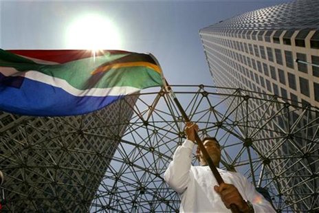 Boxer Corrie Sanders waves the South African flag after weighing in at 235 pounds in Los Angeles, April 22, 2004. REUTERS/Lucy Nicholson Boxer Corrie Sanders waves the South African flag after weighing in at 235 pounds in Los Angeles, April 22, 2004. REUTERS/Lucy Nicholson