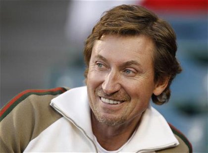 Hockey great Wayne Gretzky watches the American League baseball season opening game between the Los Angeles Angels and the Minnesota Twins i Hockey great Wayne Gretzky watches the American League baseball season opening game between the Los Angeles Angels and the Minnesota Twins i