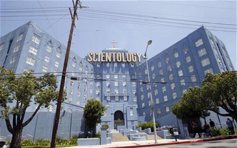 People walk past the Church of Scientology of Los Angeles building in Los Angeles, California July 3, 2012. REUTERS/Mario Anzuoni People walk past the Church of Scientology of Los Angeles building in Los Angeles, California July 3, 2012. REUTERS/Mario Anzuoni