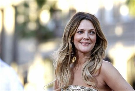Cast member Drew Barrymore poses at the premiere of "Going the Distance" in Hollywood, California August 23, 2010. REUTERS/Mario Anzuoni Cast member Drew Barrymore poses at the premiere of "Going the Distance" in Hollywood, California August 23, 2010. REUTERS/Mario Anzuoni