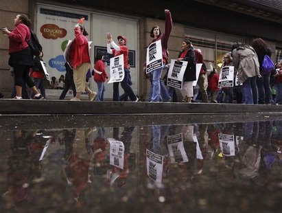 Chicago Teachers Union members strike outside the Chicago Public Schools headquarters in Chicago September 18, 2012. REUTERS/John Gress Chicago Teachers Union members strike outside the Chicago Public Schools headquarters in Chicago September 18, 2012. REUTERS/John Gress