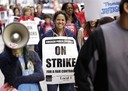 Chicago Teachers Union members strike outside the Chicago Public Schools headquarters in Chicago September 18, 2012. REUTERS/John Gress Chicago Teachers Union members strike outside the Chicago Public Schools headquarters in Chicago September 18, 2012. REUTERS/John Gress
