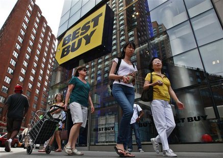 People walk past a Best Buy store in New York August 21, 2012. REUTERS/Brendan McDermid People walk past a Best Buy store in New York August 21, 2012. REUTERS/Brendan McDermid