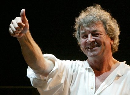 Deep Purple vocalist Ian Gillan gestures to fans during a concert in Shanghai in this April 2, 2004 file photo. REUTERS/Claro Cortes/Files Deep Purple vocalist Ian Gillan gestures to fans during a concert in Shanghai in this April 2, 2004 file photo. REUTERS/Claro Cortes/Files