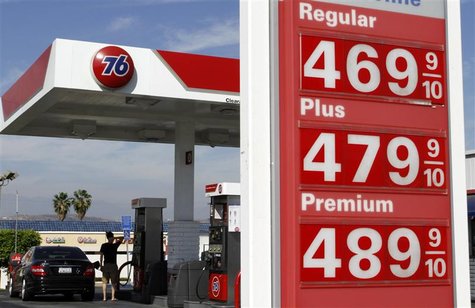 A man fills his car with gasoline at a Unocal gas station in Rowland Heights, California, October 4, 2012. REUTERS/Jonathan Alcorn A man fills his car with gasoline at a Unocal gas station in Rowland Heights, California, October 4, 2012. REUTERS/Jonathan Alcorn