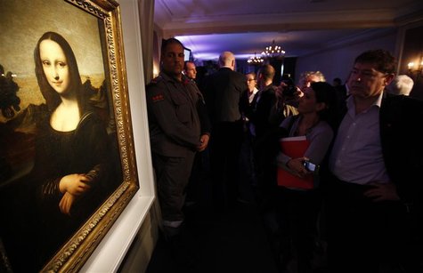 People look at a painting attributed to Leonardo da Vinci during a presentation in Geneva September 27, 2012. REUTERS/Denis Balibouse People look at a painting attributed to Leonardo da Vinci during a presentation in Geneva September 27, 2012. REUTERS/Denis Balibouse