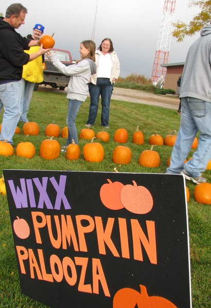 Maino and the Wisconsin Desert Vets sell pumpkins and raise money to send Halloween treats to troops