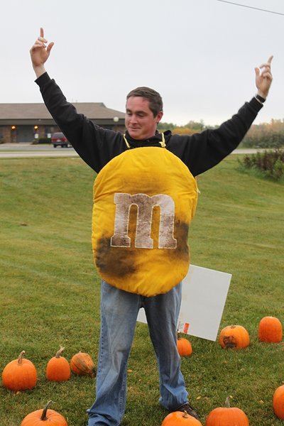 Maino and the Wisconsin Desert Vets sell pumpkins and raise money to send Halloween treats to troops