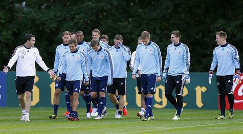 Ten players of Germany's national soccer team attend a practice session with athletic coach Shad Forsyth (L) in Frankfurt, October 9, 2012. Ten players of Germany's national soccer team attend a practice session with athletic coach Shad Forsyth (L) in Frankfurt, October 9, 2012.