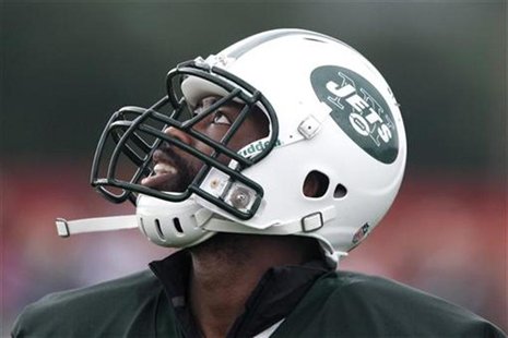 New York Jets cornerback Darrelle Revis looks for the ball during the Jets training camp practice in Cortland, New York, July 28, 2012. REUT New York Jets cornerback Darrelle Revis looks for the ball during the Jets training camp practice in Cortland, New York, July 28, 2012. REUT