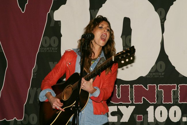 Kelleigh Bannen live at the Y100 pre-concert party at Brett Favre's Steakhouse
