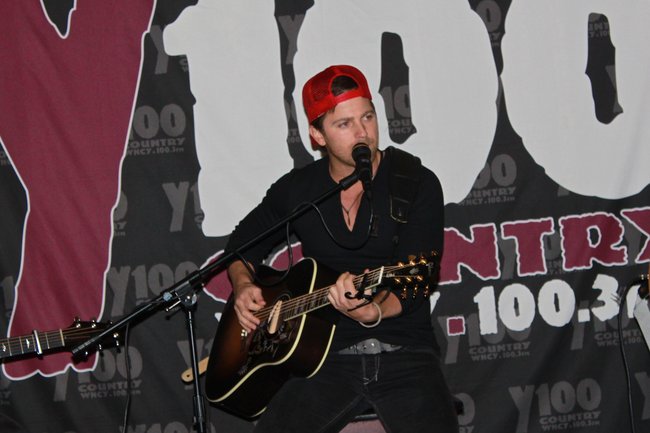 Kip Moore at Y100's pre-concert party at Brett Favre's Steakhouse