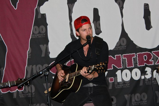 Kip Moore at Y100's pre-concert party at Brett Favre's Steakhouse