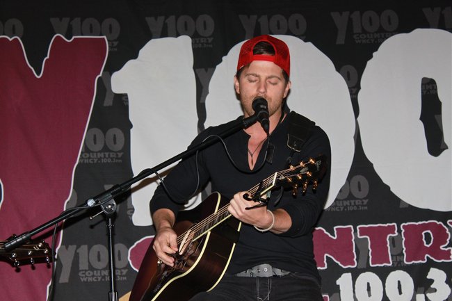 Kip Moore at Y100's pre-concert party at Brett Favre's Steakhouse