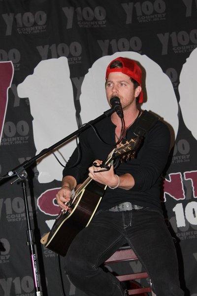 Kip Moore at Y100's pre-concert party at Brett Favre's Steakhouse
