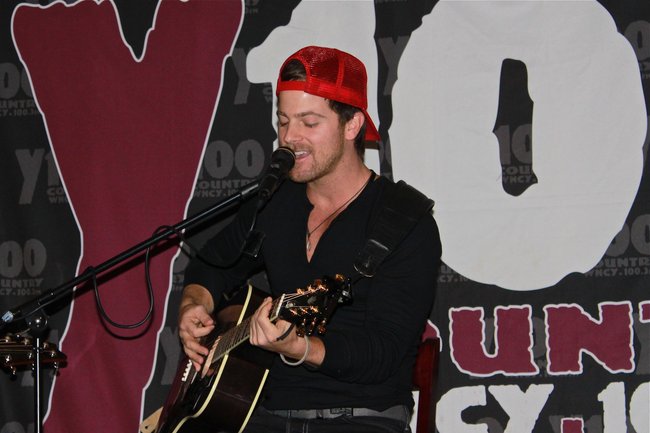 Kip Moore at Y100's pre-concert party at Brett Favre's Steakhouse