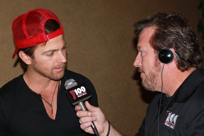 Kip Moore at Y100's pre-concert party at Brett Favre's Steakhouse