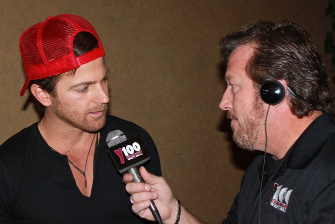Kip Moore at Y100's pre-concert party at Brett Favre's Steakhouse