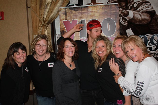 Kip Moore at Y100's pre-concert party at Brett Favre's Steakhouse