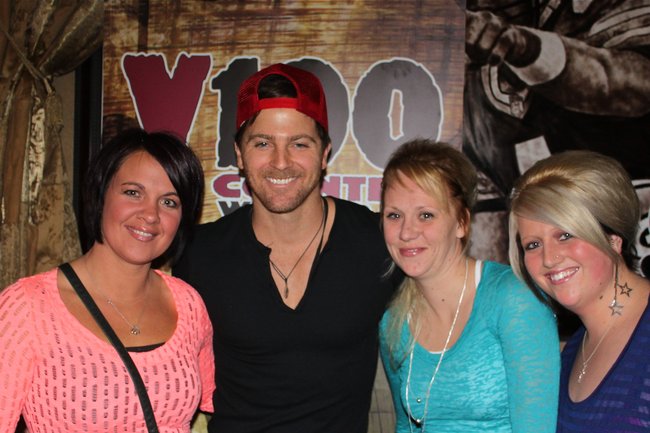 Kip Moore at Y100's pre-concert party at Brett Favre's Steakhouse