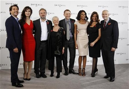 Director Sam Mendes (3rd L) poses with cast members (L-R) Javier Bardem, Berenice Marlohe, Judi Dench, Daniel Craig and Naomie Harris along Director Sam Mendes (3rd L) poses with cast members (L-R) Javier Bardem, Berenice Marlohe, Judi Dench, Daniel Craig and Naomie Harris along