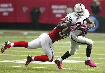 Oakland Raiders running back Darren McFadden (R) runs for yardage as Atlanta Falcons linebacker Sean Weatherspoon defends in the second half Oakland Raiders running back Darren McFadden (R) runs for yardage as Atlanta Falcons linebacker Sean Weatherspoon defends in the second half