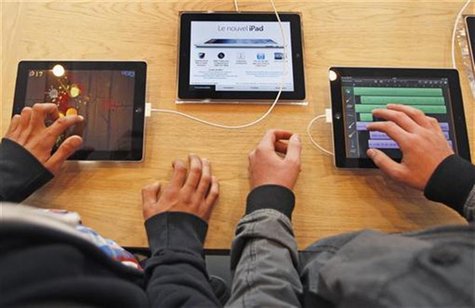 Customers try iPad tablets on display at a new Apple store during its official oppening in Strasbourg September 15, 2012. REUTERS/Vincent Ke Customers try iPad tablets on display at a new Apple store during its official oppening in Strasbourg September 15, 2012. REUTERS/Vincent Ke