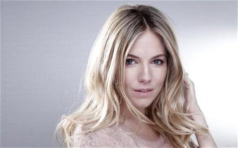 Actress Sienna Miller poses for a portrait at the London Hotel in New York October 5, 2012. REUTERS/Carlo Allegri Actress Sienna Miller poses for a portrait at the London Hotel in New York October 5, 2012. REUTERS/Carlo Allegri
