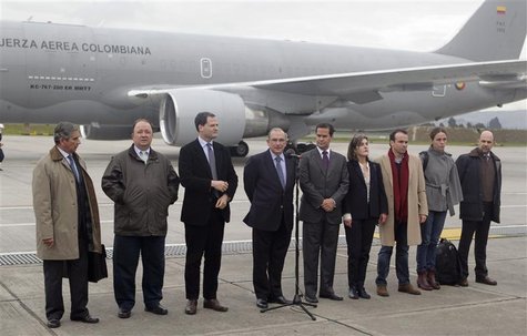 Colombia's government head of negotiators Humberto de la Calle (C) speaks next to delegation members prior to boarding a plane to Oslo, at a Colombia's government head of negotiators Humberto de la Calle (C) speaks next to delegation members prior to boarding a plane to Oslo, at a
