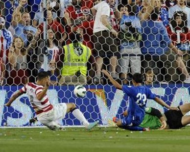 Clint Dempsey of the U.S. (L) scores a goal against Guatemala's goalkeeper Ricardo Jerez, Jr.and Jonathan Lopez (C) during the first half of their 2014 World Cup qualifying soccer match in Kansas City, Kansas October 16, 2012. REUTERS/Dave Kaup Clint Dempsey of the U.S. (L) scores a goal against Guatemala's goalkeeper Ricardo Jerez, Jr.and Jonathan Lopez (C) during the first half of their 2014 World Cup qualifying soccer match in Kansas City, Kansas October 16, 2012. REUTERS/Dave Kaup