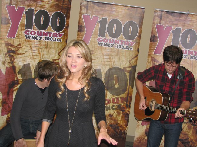 Sarah Darling @ Y100