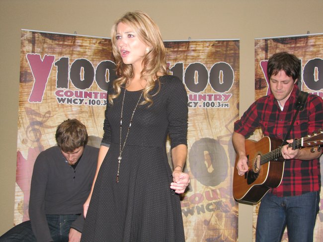 Sarah Darling @ Y100