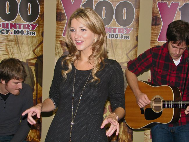 Sarah Darling @ Y100