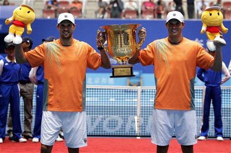 Bob Bryan and Mike Bryan of the U.S. hold the trophy after winning the men's doubles final against Argentina's Carlos Berlocq and Uzbekistan Bob Bryan and Mike Bryan of the U.S. hold the trophy after winning the men's doubles final against Argentina's Carlos Berlocq and Uzbekistan