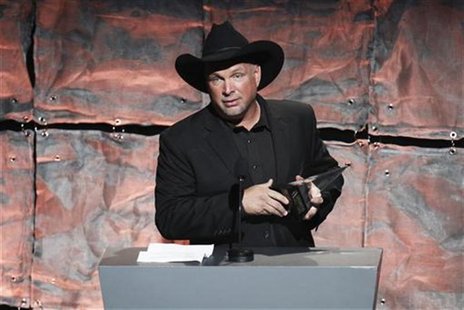 Inductee Garth Brooks speaks after being honored during the Songwriters Hall of Fame awards in New York June 16, 2011. REUTERS/Lucas Jackson Inductee Garth Brooks speaks after being honored during the Songwriters Hall of Fame awards in New York June 16, 2011. REUTERS/Lucas Jackson
