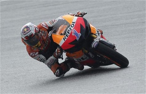 Honda MotoGP rider Casey Stoner of Australia takes a corner during the second lap of the Malaysian Grand Prix in Sepang October 21, 2012. RE Honda MotoGP rider Casey Stoner of Australia takes a corner during the second lap of the Malaysian Grand Prix in Sepang October 21, 2012. RE