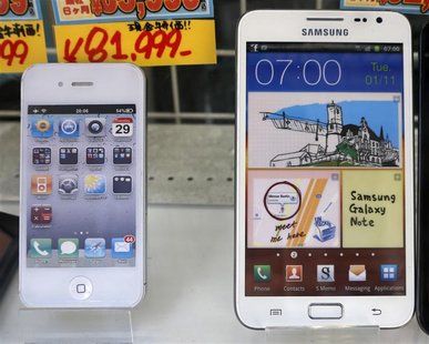 Apple's iPhone (L) and Samsung Galaxy Note are displayed at a shop in Tokyo in this August 31, 2012, file photo. REUTERS/Kim Kyung-Hoon/File Apple's iPhone (L) and Samsung Galaxy Note are displayed at a shop in Tokyo in this August 31, 2012, file photo. REUTERS/Kim Kyung-Hoon/File