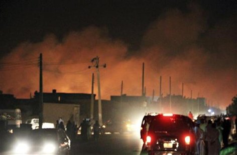 Onlookers gather to looks at a huge fire that engulf the Yarmouk ammunition factory in Khartoum October 24, 2012. REUTERS/Stringer Onlookers gather to looks at a huge fire that engulf the Yarmouk ammunition factory in Khartoum October 24, 2012. REUTERS/Stringer