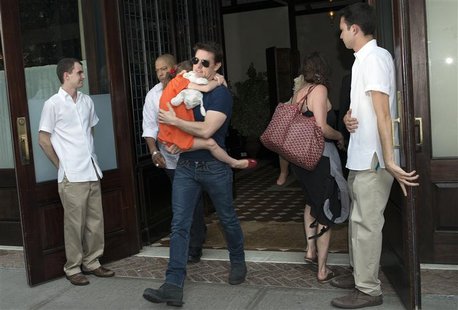 Actor Tom Cruise carries his daughter Suri as they make their way from a hotel in New York, July 17, 2012. REUTERS/Keith Bedford Actor Tom Cruise carries his daughter Suri as they make their way from a hotel in New York, July 17, 2012. REUTERS/Keith Bedford