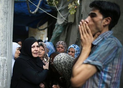 Palestinian relatives of Hamas gunman Ismail al-Tille mourn during his funeral in Beit Lahiya in the northern Gaza Strip October 24, 2012. I Palestinian relatives of Hamas gunman Ismail al-Tille mourn during his funeral in Beit Lahiya in the northern Gaza Strip October 24, 2012. I