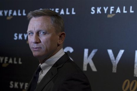 Actor Daniel Craig poses for photographers during a photocall for the film "Skyfall" in Paris October 24, 2012. REUTERS/Gonzalo Fuentes Actor Daniel Craig poses for photographers during a photocall for the film "Skyfall" in Paris October 24, 2012. REUTERS/Gonzalo Fuentes