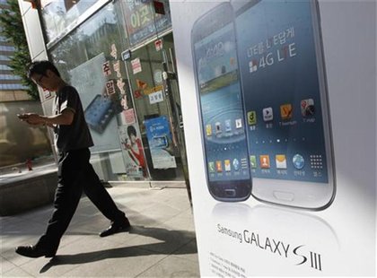 A man leaves a store selling Samsung Galaxy smartphones in Seoul August 26, 2012. REUTERS/Lee Jae-Won A man leaves a store selling Samsung Galaxy smartphones in Seoul August 26, 2012. REUTERS/Lee Jae-Won