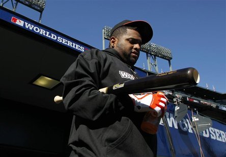 San Francisco Giants third baseman Pablo Sandoval walks out to the field for batting practice before the start of Game 2 of the MLB World Se San Francisco Giants third baseman Pablo Sandoval walks out to the field for batting practice before the start of Game 2 of the MLB World Se