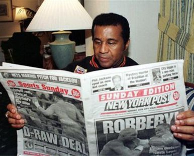 Noted boxing trainer Emanuel Steward reads the Sunday tabloids in New York in this March 14, 1999 file photo. REUTERS/Teddy Blackburn Noted boxing trainer Emanuel Steward reads the Sunday tabloids in New York in this March 14, 1999 file photo. REUTERS/Teddy Blackburn