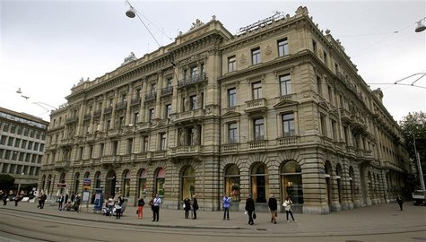 People stand at a tram stop in front of the headquarters of Swiss bank Credit Suisse at the Paradeplatz square in Zurich July 11, 2012. REUT People stand at a tram stop in front of the headquarters of Swiss bank Credit Suisse at the Paradeplatz square in Zurich July 11, 2012. REUT
