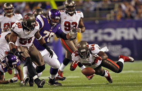 Tampa Bay Buccaneers linebacker Lavonte David (54) tries to recover a Minnesota Vikings fumble during the first half of their NFL football g Tampa Bay Buccaneers linebacker Lavonte David (54) tries to recover a Minnesota Vikings fumble during the first half of their NFL football g