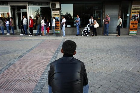 People wait to enter a government-run employment office in Madrid September 4, 2012. REUTERS/Susana Vera People wait to enter a government-run employment office in Madrid September 4, 2012. REUTERS/Susana Vera