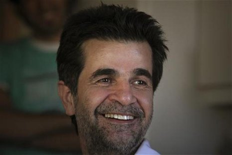 Iranian film director Jafar Panahi smiles, following his release on bail, at his home in Tehran May 25, 2010. REUTERS/Stringer Iranian film director Jafar Panahi smiles, following his release on bail, at his home in Tehran May 25, 2010. REUTERS/Stringer